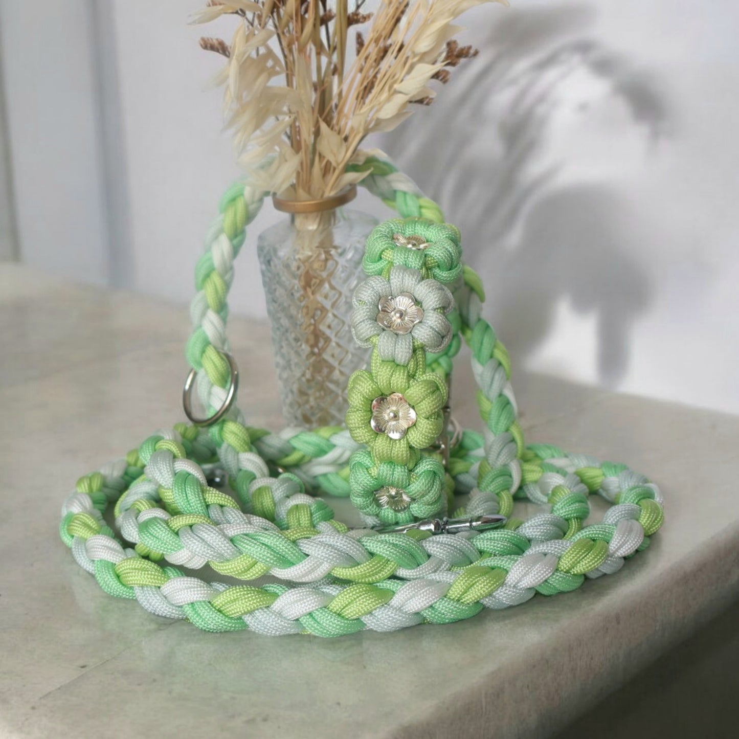 Hand-woven paracord leash *Pastel green*