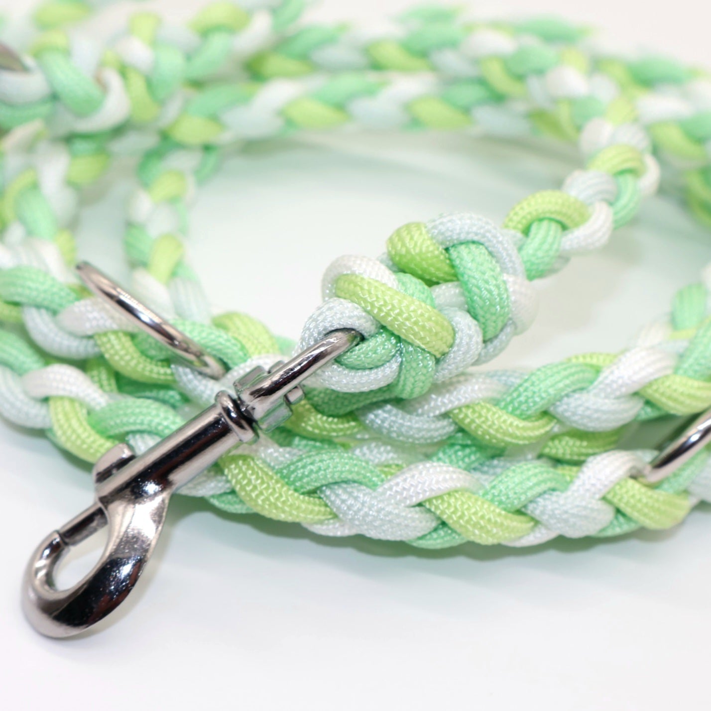 Hand-woven paracord leash *Pastel green*