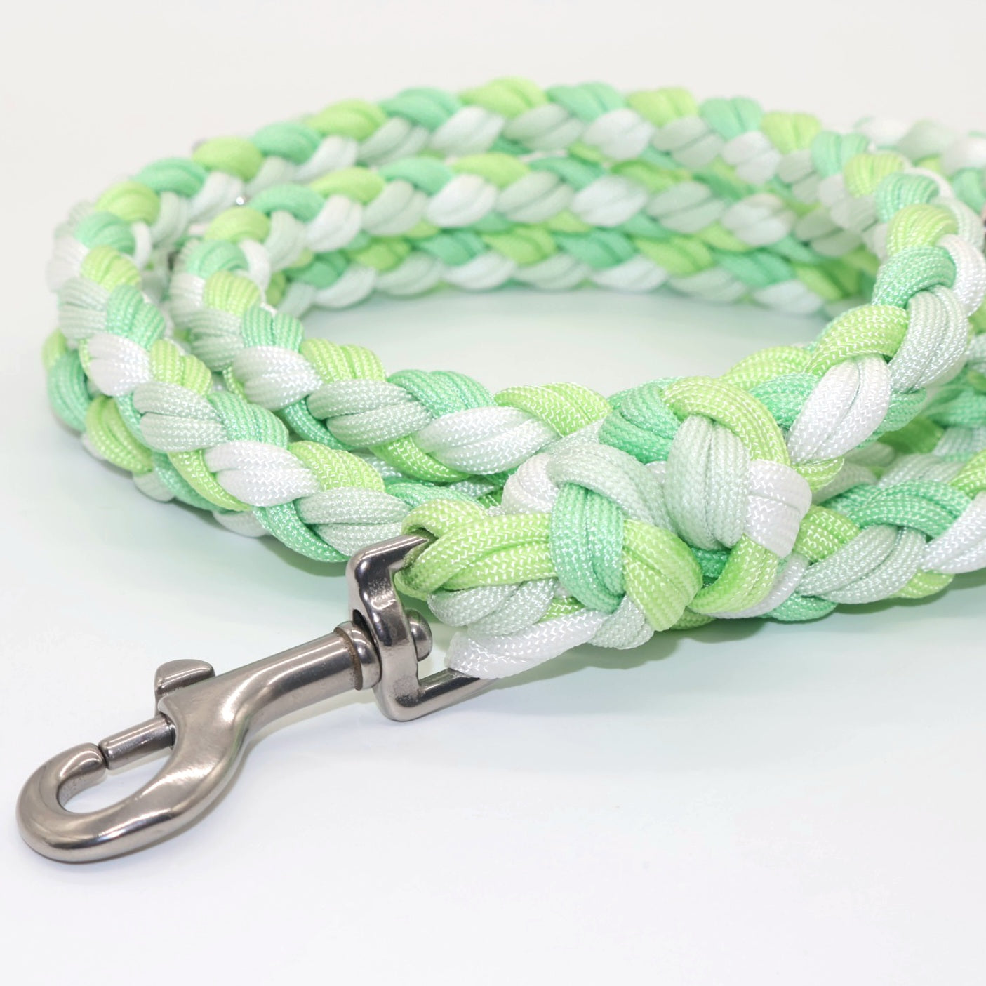 Hand-woven paracord leash *Pastel green*