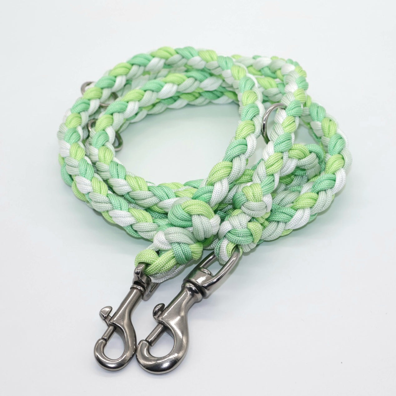 Hand-woven paracord leash *Pastel green*