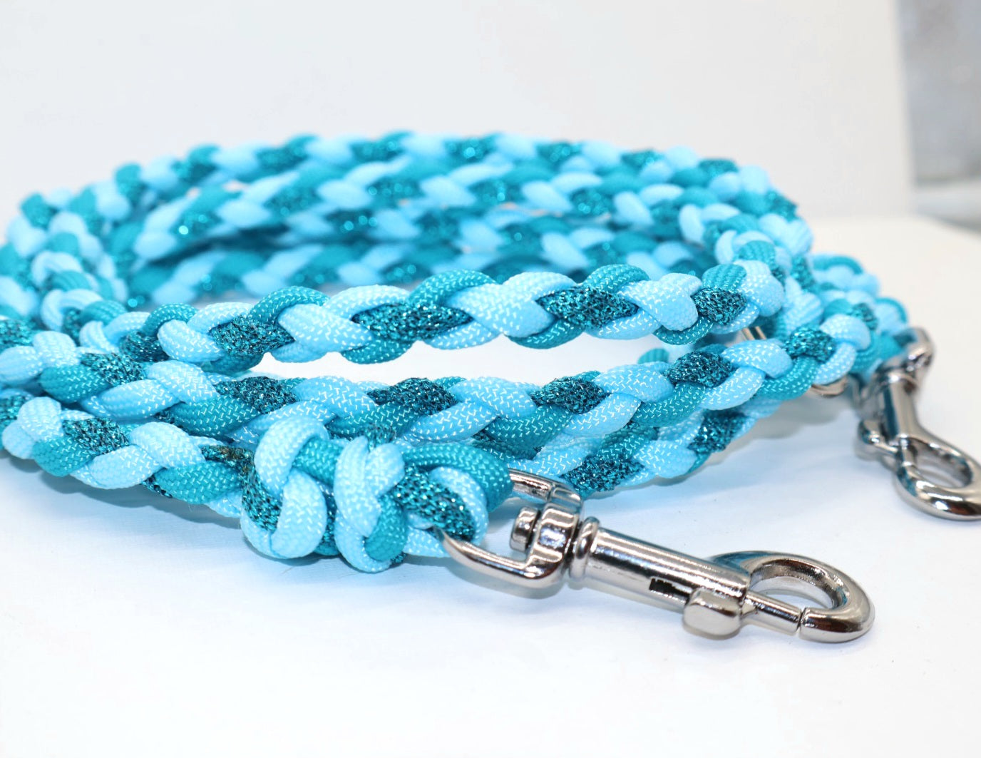 Handgeflochtene Paracord Leine *Pastellblau & Petrol Glitzer & Neon Türkis*