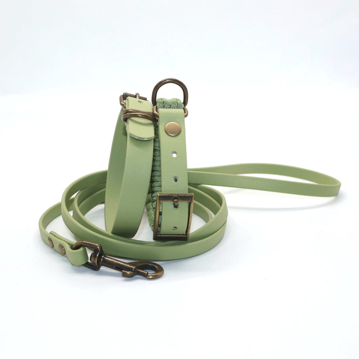 2 Halsbänder mit je 23-27cm Halsumfang mit passender 1,3m schmale Biothane Leine *Guacamole*